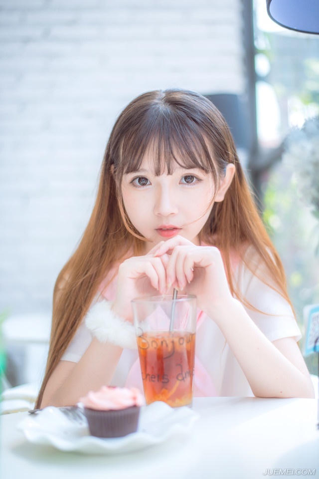 “刘璋昏庸，暴政于蜀中，不杀，不足以平民愤！不杀不足以定军心！”庞统看向众人，沉声道：“然国不可一日无君，我主吕布，虽然出身草莽，然心系天下，虽然中原士人多有谩骂，然关中百姓却无不感念其恩德，今日统斗胆，请诸位迎奉我主入蜀。”